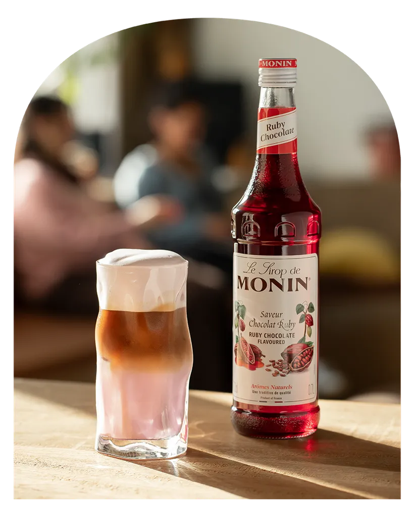 MONIN Ruby Chocolate v kavárenském prostředí