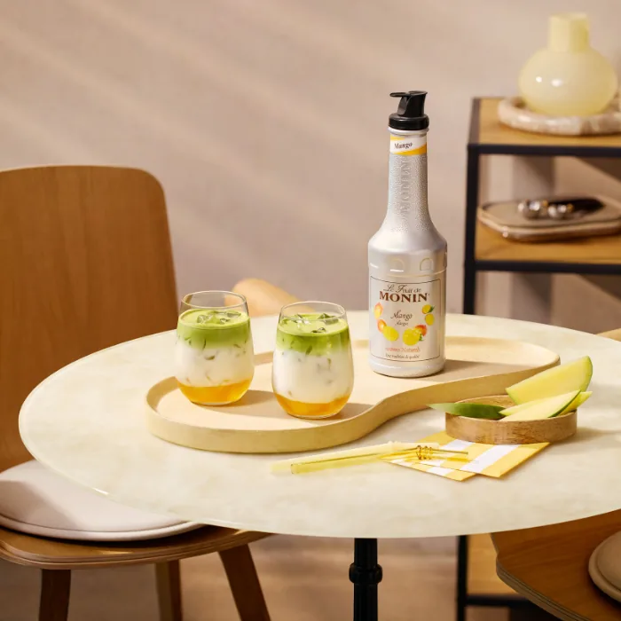 Matcha a mango v přirozeně barevném nápoji