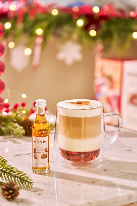 Latte Macchiato se skořicovou rolkou