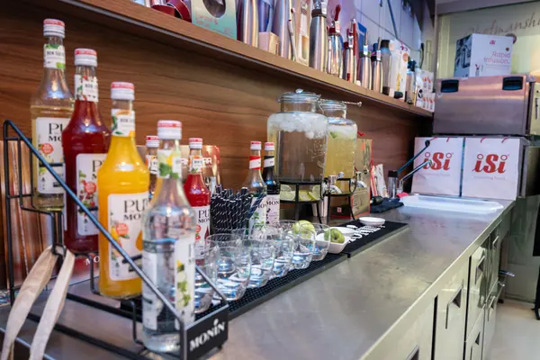 Bar připravený pro masterclass s produkty MONIN a sklenicemi na ochutnávky